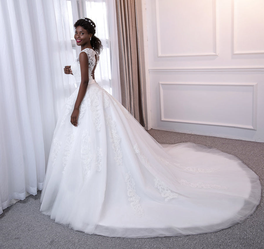 Brautkleider in Duchesse-Linie aus Ärmellosem Tüll mit V-Ausschnitt Gürtel Und Applikationen
