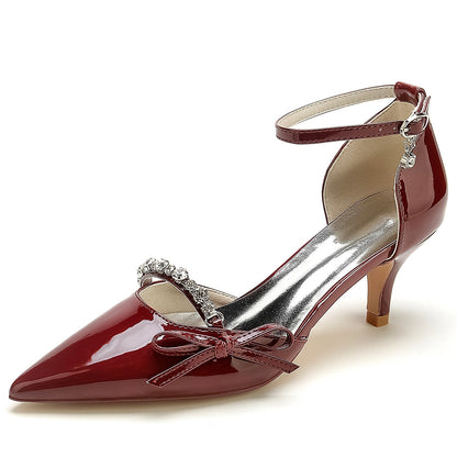 Abendschuhe aus Lackleder mit Spiegelfinish und Knöchelriemen, Schleife und Strasssteinen, geschlossene Zehenpartie, Stilettoabsatz für Damen