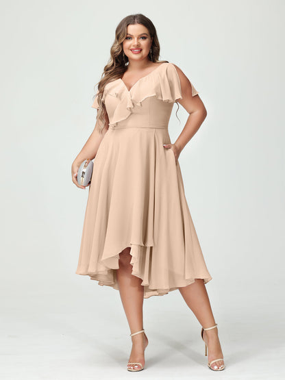 A-Linie/Prinzessin V-Ausschnitt Kurze Ärmel Chiffon Rüschen Hoch-Tief Übergröße Brautjungfernkleider mit Taschen